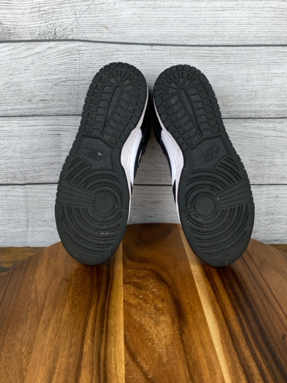 Nike Woman’s Black White Low-Top Athletic Sneakers - Picture 11 of 12